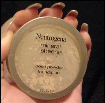 Photo of Neutrogena® Mineral Sheers Loose Powder Foundation uploaded by Alyssa C.