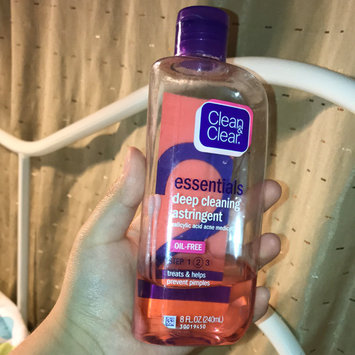 Photo of Clean & Clear® Essentials Deep Cleaning Astringent uploaded by giselle v.