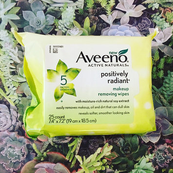 Photo of Aveeno® Active Naturals Positively Radiant Makeup Removing Wipes uploaded by K R.