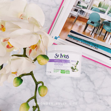 Photo of St. Ives Renewing Collagen Elastin Moisturizer uploaded by Kat 💙.