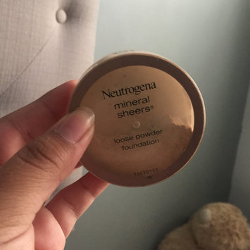 Photo of Neutrogena® Mineral Sheers Loose Powder Foundation uploaded by iliana I.