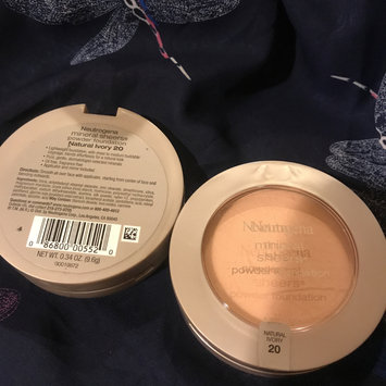 Photo of Neutrogena® Mineral Sheers Loose Powder Foundation uploaded by Isaura E.