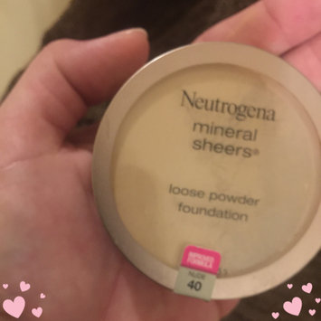 Photo of Neutrogena® Mineral Sheers Loose Powder Foundation uploaded by Amieé S.