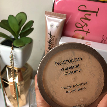 Photo of Neutrogena® Mineral Sheers Loose Powder Foundation uploaded by Yana S.