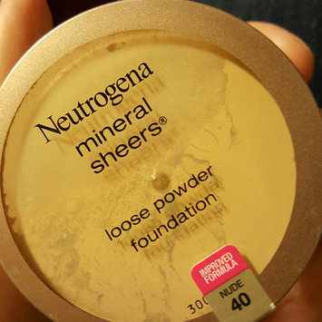 Photo of Neutrogena® Mineral Sheers Loose Powder Foundation uploaded by Laycee S.