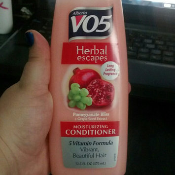 Photo of Alberto VO5® Herbal Escapes Moisturizing Conditioner Free Me Freesia uploaded by Ana Z.