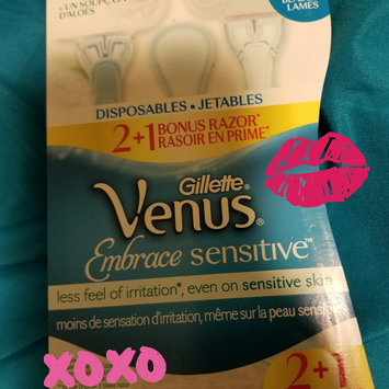 Photo of Gillette Venus Embrace Sensitive™ Disposable Razor uploaded by Yesenia V.