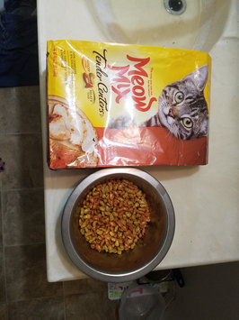 Photo of Meow Mix Tender Centers Salmon and White Meat Chicken Flavors uploaded by Jesseca H.