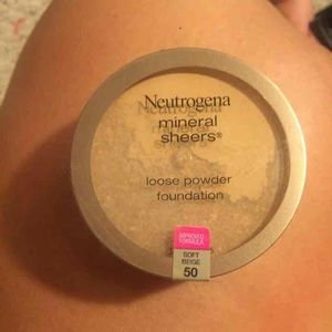 Photo of Neutrogena® Mineral Sheers Loose Powder Foundation uploaded by Gabriela A.
