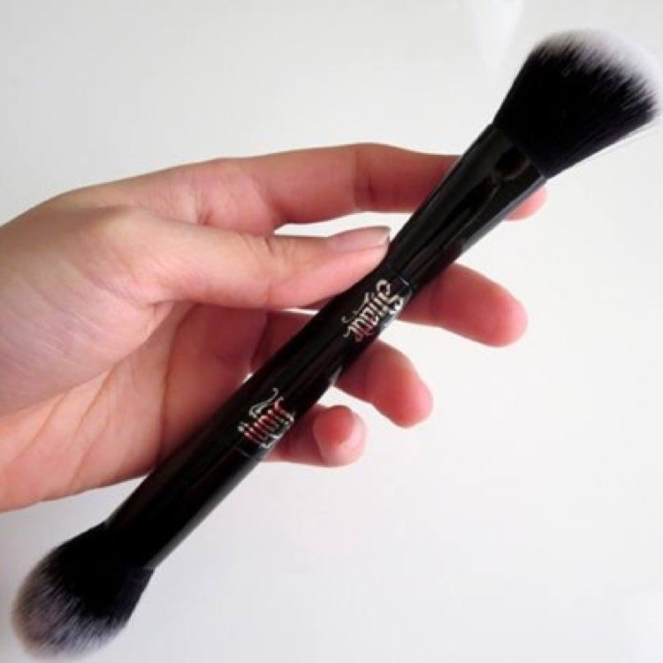 Kat Von D Shade + Light Face Contour Brush