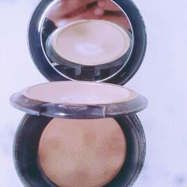 Photo of Estée Lauder Double Wear Stay-in-Place Powder Makeup uploaded by Javi R.