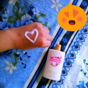 Photo of Victoria's Secret Strawberries And Champagne Body Lotion uploaded by Ana Vitória S.