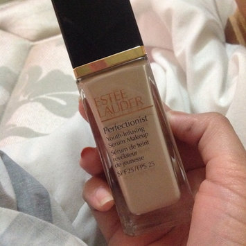 Photo of Estée Lauder Perfectionist Youth-Infusing Serum Makeup SPF 25 uploaded by Vanesa R.