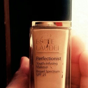 Photo of Estée Lauder Perfectionist Youth-Infusing Serum Makeup SPF 25 uploaded by karla B.