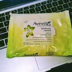 Photo of Aveeno® Active Naturals Positively Radiant Makeup Removing Wipes uploaded by stacey p.