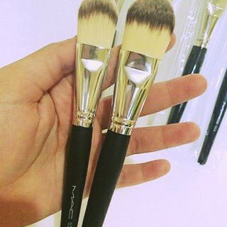 Photo of M.A.C Cosmetics 190 Foundation Brush uploaded by Amelia V.