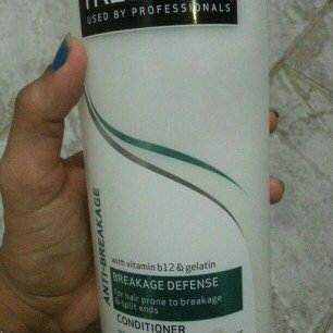 Photo of TRESemmé Anti-Breakage Conditioner uploaded by Gisselly J.