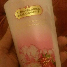 Photo of Victoria's Secret Strawberries And Champagne Body Lotion uploaded by Rosa C.