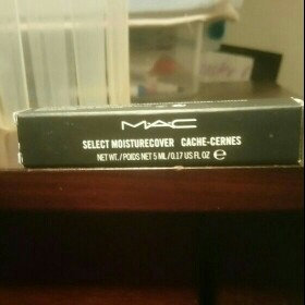 Photo of M.A.C Cosmetics Select Moisturecover uploaded by Carolina D.