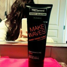 Photo of TRESemmé Expert Selection Make Waves Shine Enhancing Cream uploaded by Lupe G.