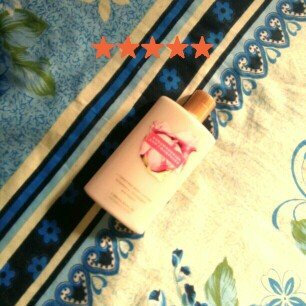 Photo of Victoria's Secret Strawberries And Champagne Body Lotion uploaded by Ana Vitória S.