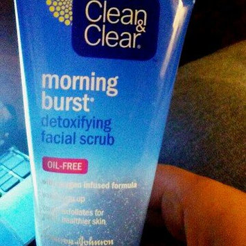 Photo of Clean & Clear® Morning Burst® Detoxifying Facial Scrub uploaded by Vivien A.
