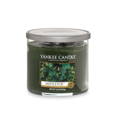 Yankee CandleA HousewarmerA Mistletoea ¢ Medium Lidded Candle Tumbler